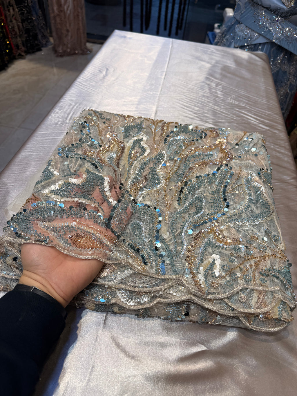 Tulle classy vert deau fond beige