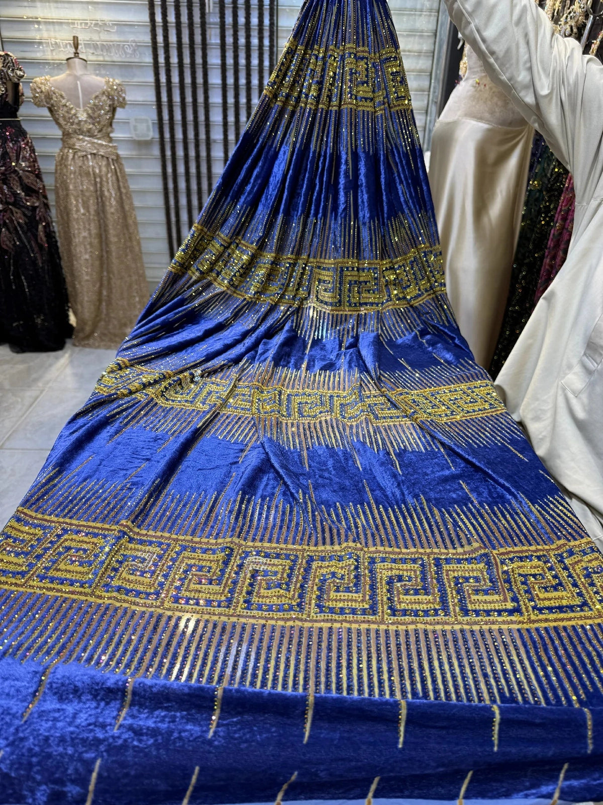Model Versace Blue Roi